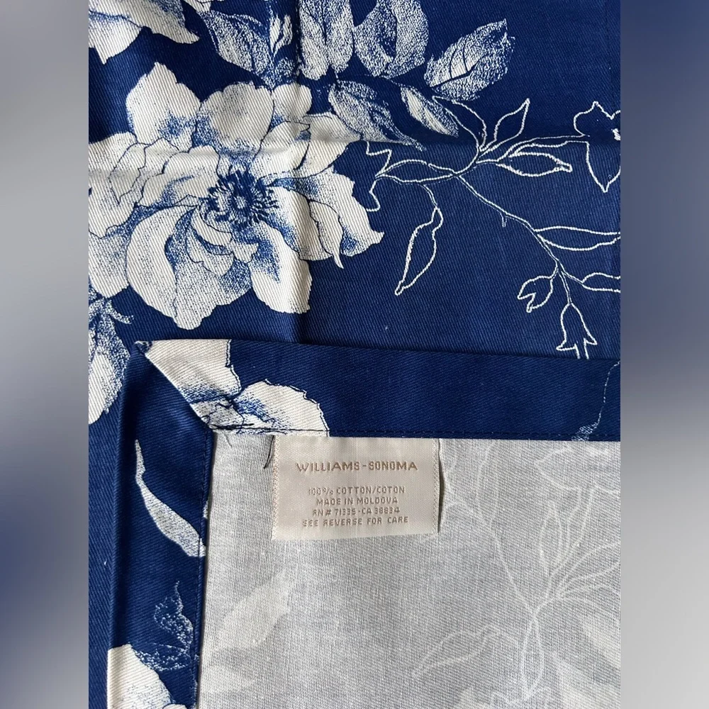 Williams Sonoma Blue and White Rose Placemat (1) and  napkins (2)